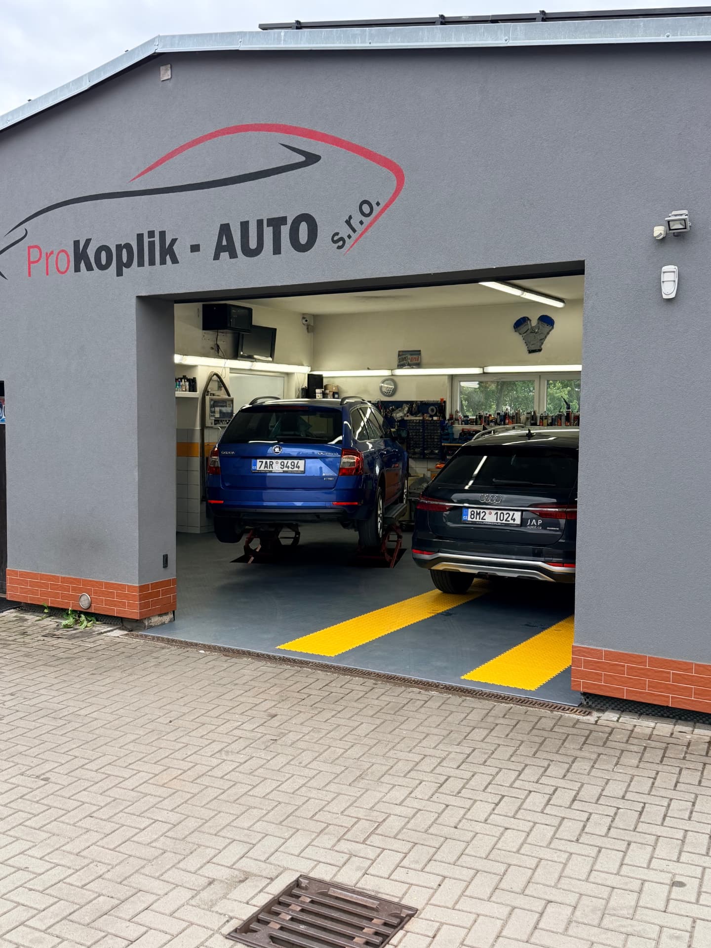 Mechanik při práci v moderním autoservisu
